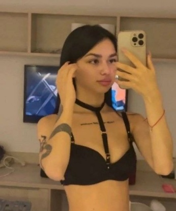 Огненная брюнетка со стройной фигурой и чувственными губами приглашает на интимное свидание. Я умею доставить удовольствие и исполнить твои фантазии. 251, 18 лет