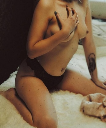 У меня много опыта и я знаю, как доставить максимальное удовольствие. Услуги, которые я предоставляю, включают классический секс, оральный секс, анальный секс и многое другое. Живу в прекрасной Москве, где наши встречи станут незабываемыми. У меня есть отличные отзывы от предыдущих клиентов, которые подтверждают мою нежность и профессионализм. В моем арсенале также есть отличные фото, чтобы ты мог увидеть, насколько я привлекательна. Обращайся ко мне и мы вместе создадим великолепные воспоминания. 💋🌟🔥📸🏙️ 10143, 20 лет